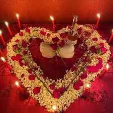 Oferenda em formato de coração com pipoca, rosas e velas — amarração amorosa urgente
